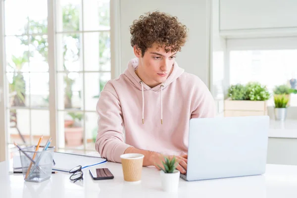 Joven Estudiante Que Trabaja Estudia Usando Computadora Portátil Con Una — Foto de Stock