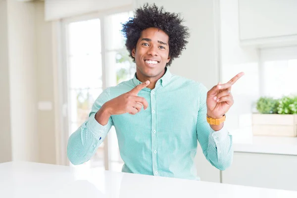 アフリカ系アメリカ人ビジネス男着てエレガントなシャツ笑顔で側に つの手と指で指しているカメラ目線 — ストック写真