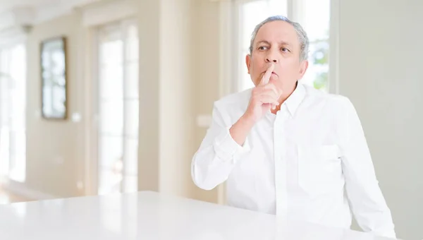 Knappe Man Senior Thuis Vragen Stil Met Vinger Lippen Zijn — Stockfoto