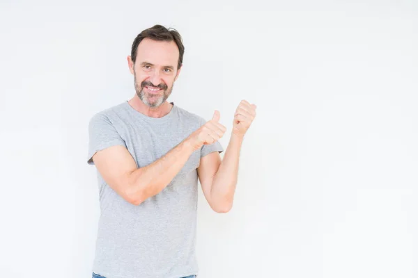 Hombre Mayor Guapo Sobre Fondo Aislado Señalando Hacia Atrás Con — Foto de Stock