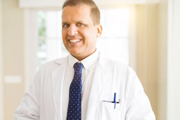 Homem Meia Idade Vestindo Casaco Médico Branco Sorrindo — Fotografia de Stock