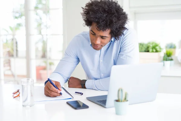 Afro Américain Homme Affaires Travail Écrit Sur Ordinateur Portable Avec — Photo