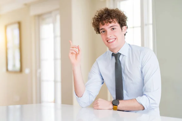 Joven Hombre Negocios Con Una Corbata Con Una Gran Sonrisa — Foto de Stock