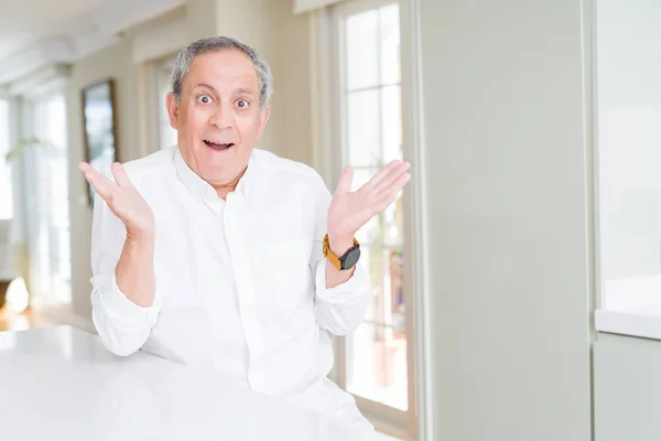 Hombre Mayor Guapo Casa Celebrando Loco Sorprendido Por Éxito Con — Foto de Stock