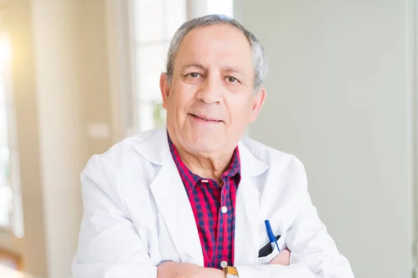 Médico Sênior Vestindo Casaco Médico Clínica Sorrindo Com Braços Cruzados — Fotografia de Stock