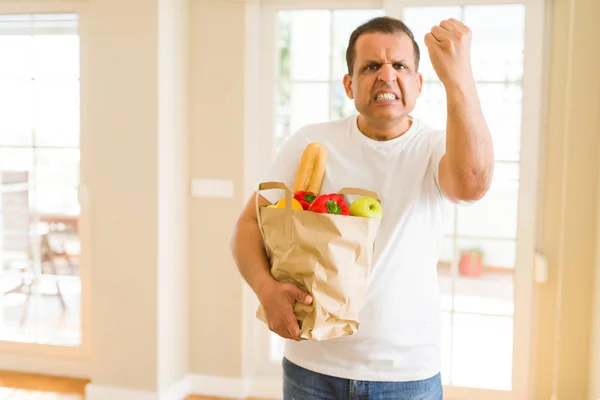 Hombre Mediana Edad Sosteniendo Bolsa Compra Comestibles Casa Molesto Frustrado — Foto de Stock