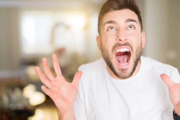 Joven Hombre Guapo Vistiendo Casual Camiseta Blanca Casa Loco Loco — Foto de Stock