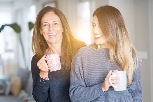 Bela Família Mãe Filha Juntos Bebendo Uma Xícara Café Casa — Fotografia de Stock