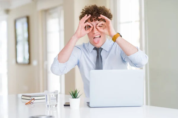 Der Junge Geschäftsmann Der Büro Mit Seinem Laptop Arbeitet Macht — Stockfoto