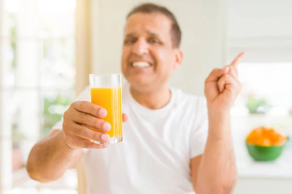 Hombre Mediana Edad Bebiendo Vaso Jugo Naranja Casa Muy Feliz — Foto de Stock