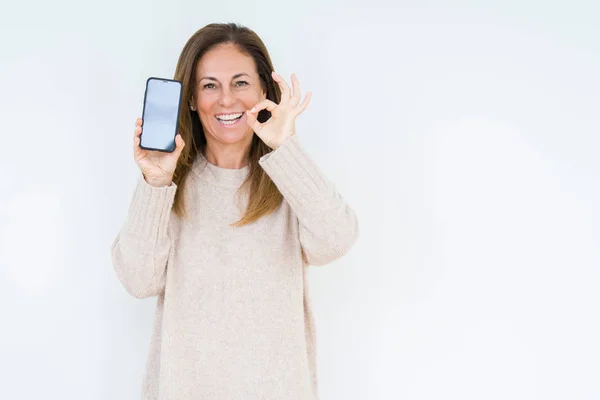 Frau Mittleren Alters Zeigt Smartphone Bildschirm Über Isoliertem Hintergrund Tut — Stockfoto