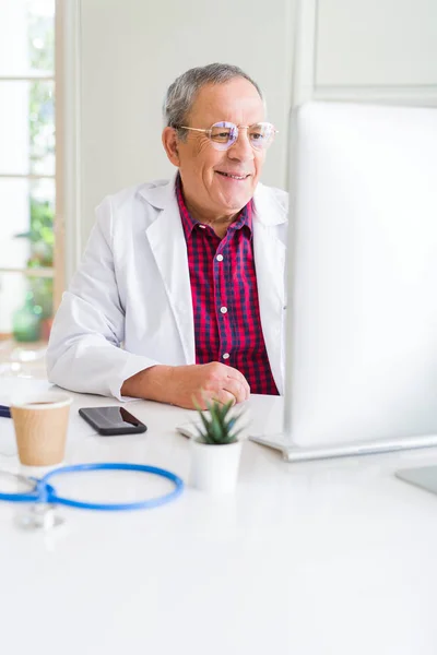 Człowiek Starszy Lekarz Klinice Praca Komputerem Uśmiechając Się — Zdjęcie stockowe