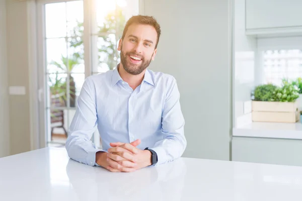 Hombre Negocios Guapo Sonriendo Positivo Cámara —  Fotos de Stock