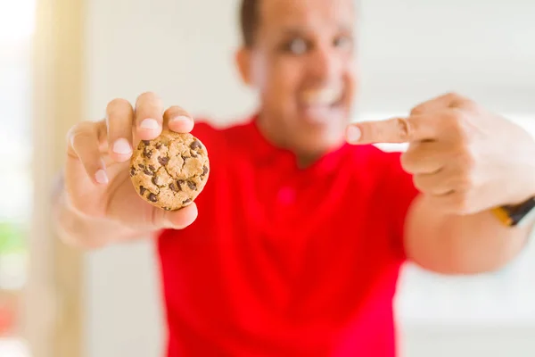 Mann Mittleren Alters Isst Schoko Chips Kekse Hause Sehr Glücklich — Stockfoto