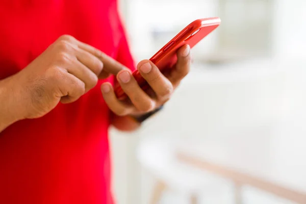 Close Van Middelbare Leeftijd Man Handen Smartphone Thuis Gebruiken — Stockfoto