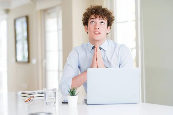 Молодий Бізнесмен Який Працює Комп Ютерним Ноутбуком Офісі Благає Молиться — стокове фото
