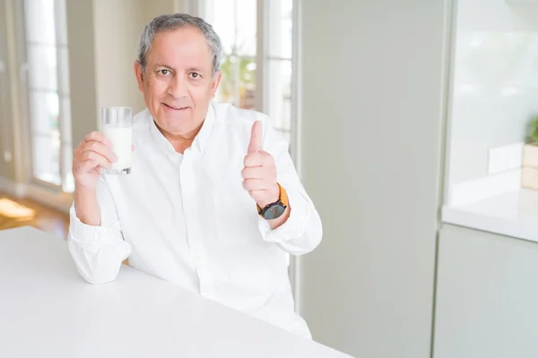 Hombre Mayor Guapo Bebiendo Vaso Leche Fresca Desayuno Feliz Con — Foto de Stock