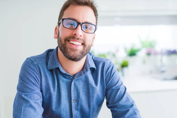 Pohledný Muž Nosí Brýle Usmívá Uvolnil Kameru — Stock fotografie