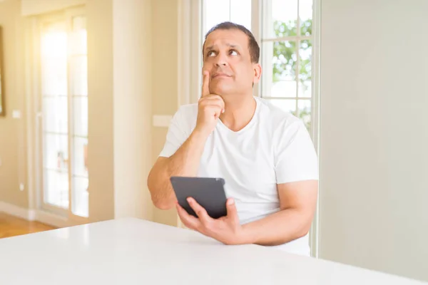 Man Van Middelbare Leeftijd Met Behulp Van Digitale Tabel Huis — Stockfoto