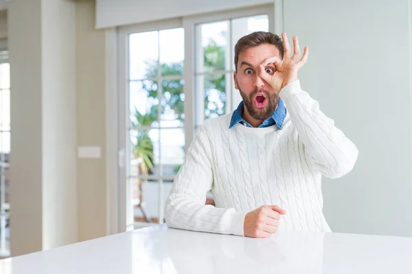 Hombre Guapo Vistiendo Suéter Casual Haciendo Buen Gesto Impactado Con —  Fotos de Stock