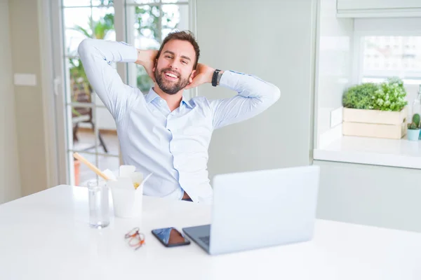 Hombre Negocios Comer Tomar Lejos Asiático Fideos Comida Mientras Trabaja — Foto de Stock