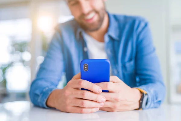 Primer Plano Las Manos Del Hombre Usando Teléfono Inteligente Sonriendo —  Fotos de Stock