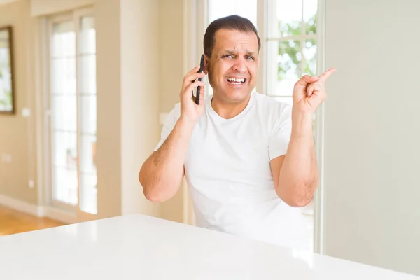 Mann Mittleren Alters Telefoniert Mit Smartphone Sehr Glücklich Und Zeigt — Stockfoto