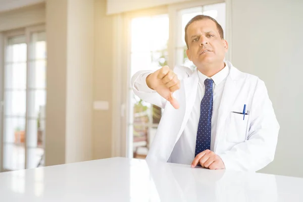 Medico Mezza Età Che Indossa Cappotto Medico Presso Clinica Cercando — Foto Stock