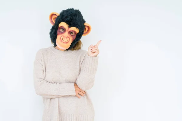 Middelbare Leeftijd Vrouw Grappig Gek Geld Masker Dragen Geïsoleerde Achtergrond — Stockfoto