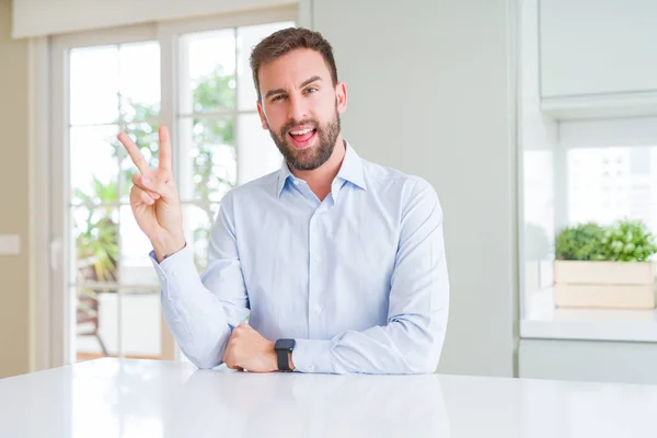 Knappe Zakenman Glimlachend Met Blij Gezicht Winking Camera Doen Overwinning — Stockfoto