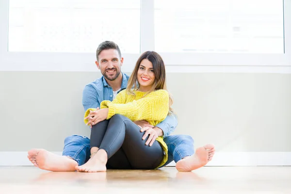 Mooie Jonge Paar Verliefd Zoenen Knuffelen Elkaar Zittend Vloer Thuis — Stockfoto