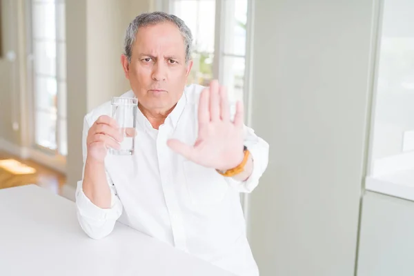 Hombre Mayor Guapo Bebiendo Vaso Agua Fresca Casa Con Mano — Foto de Stock