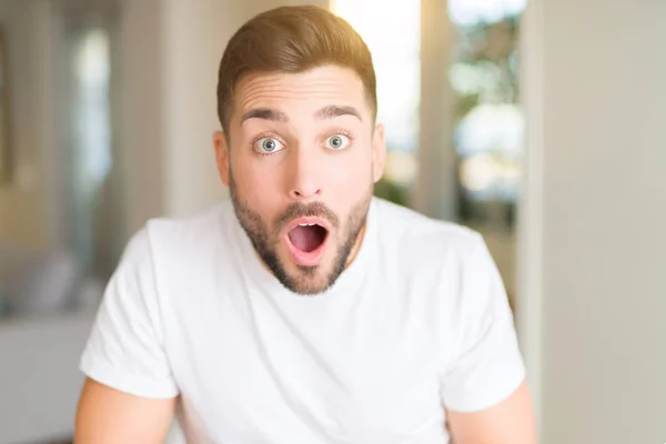 Jovem Homem Bonito Vestindo Casual Shirt Branca Casa Com Medo — Fotografia de Stock