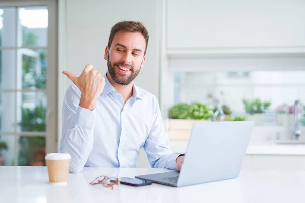 Bell Uomo Che Lavora Con Computer Portatile Beve Una Tazza — Foto Stock