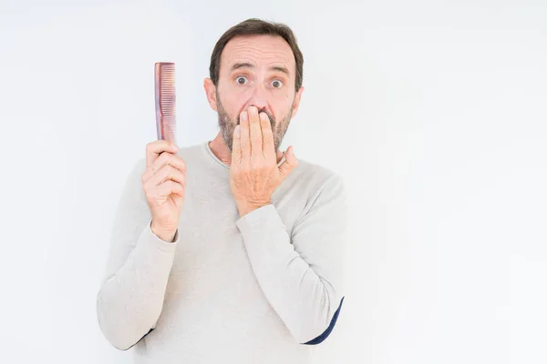 Älterer Mann Mit Haarkamm Über Isoliertem Hintergrunddeckel Mund Mit Vor — Stockfoto