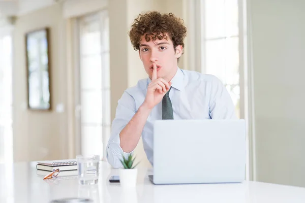 Joven Hombre Negocios Que Trabaja Con Computadora Portátil Oficina Pidiendo — Foto de Stock