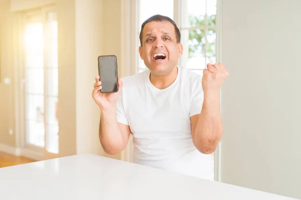 Hombre Mediana Edad Que Muestra Pantalla Del Teléfono Inteligente Gritando —  Fotos de Stock