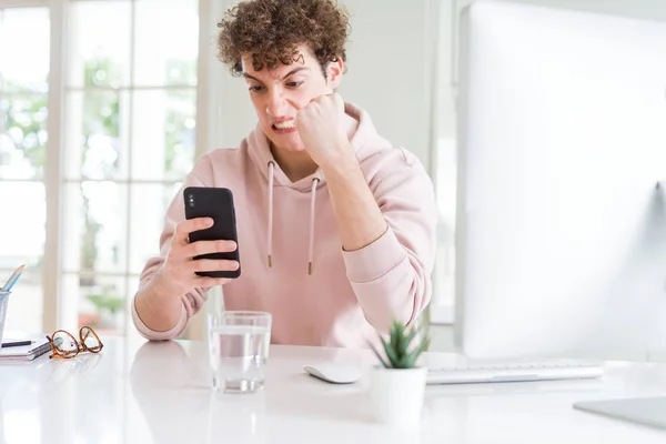 Jovem Estudante Usando Smartphone Computador Irritado Frustrado Gritando Com Raiva — Fotografia de Stock