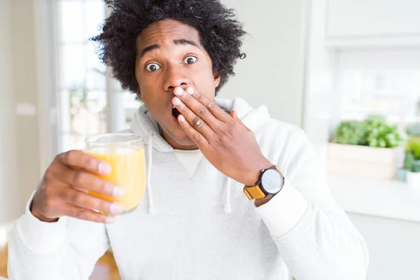 Afro Américain Tenant Buvant Verre Jus Orange Couvrir Bouche Avec — Photo