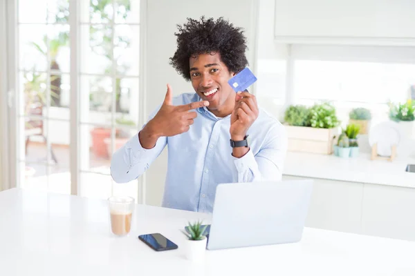 Афроамериканець Людиною Використовуючи Ноутбук Покупок Інтернеті Кредитною Карткою Дуже Щасливі — стокове фото