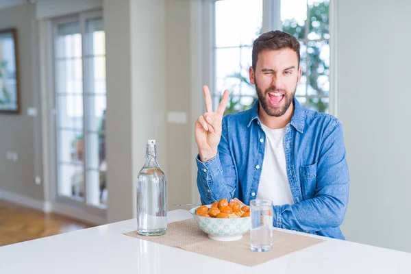 Hombre Guapo Comiendo Pasta Con Albóndigas Salsa Tomate Casa Sonriendo — Foto de Stock