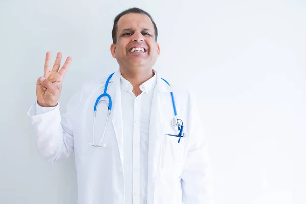 Medico Uomo Mezza Età Indossando Stetoscopio Cappotto Medico Sfondo Bianco — Foto Stock