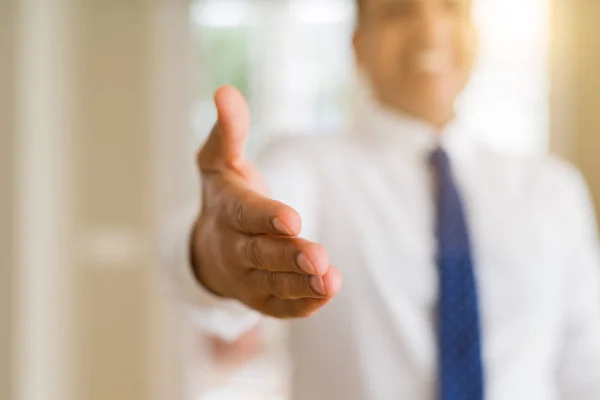 Primer Plano Del Hombre Negocios Entregando Mano Concepto Reunión —  Fotos de Stock