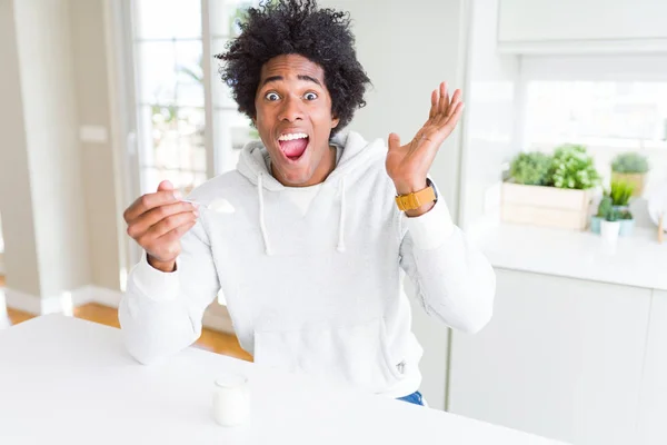 Afroamerické Muže Jíst Zdravé Jogurt Snídani Velmi Šťastný Nadšený Vítěz — Stock fotografie