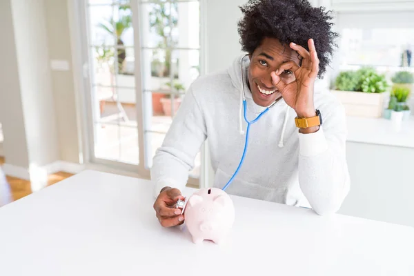 Africano Americano Homem Segurando Estetoscópio Verificando Saúde Financeira Banco Porquinho — Fotografia de Stock