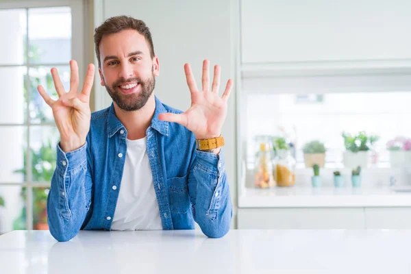 Bonito Homem Casa Mostrando Apontando Para Cima Com Dedos Número — Fotografia de Stock