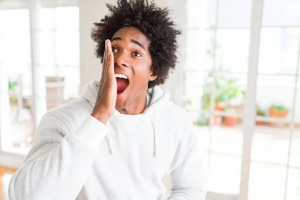 Hombre Afroamericano Con Sudadera Gritando Gritando Fuerte Lado Con Mano —  Fotos de Stock