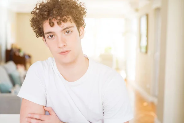 Joven Hombre Guapo Vistiendo Camiseta Blanca Relajado Con Expresión Seria —  Fotos de Stock