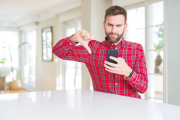 Hombre Guapo Usando Teléfono Inteligente Con Cara Enojada Signo Negativo —  Fotos de Stock