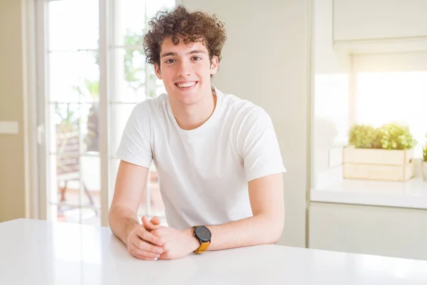 Joven Hombre Guapo Con Camiseta Blanca Casa Con Una Sonrisa —  Fotos de Stock